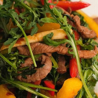 Теплый салат с говяжьей вырезкой в Кафе Хинкальная по цене 979 ₽