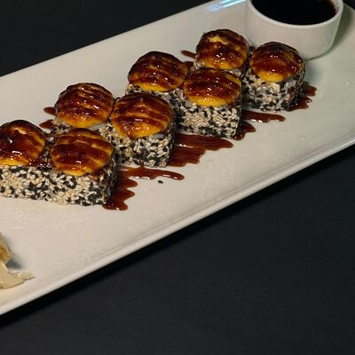 Ролл, запеченный с сырной шапкой и креветками в Berberry & ptichka по цене 650 ₽