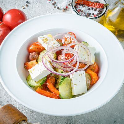 Греческий салат с сербской брынзой в PizzAmore по цене 890 ₽