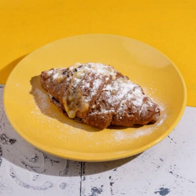 Круассан шоколадный с вишней в Пекарня Буханка по цене 239 ₽