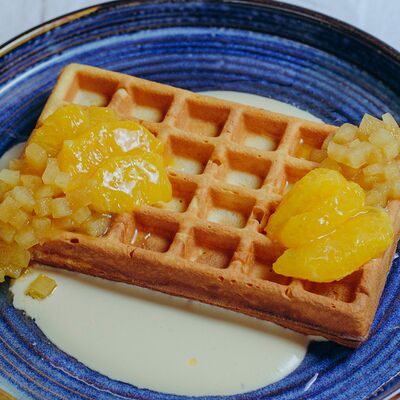 Вафли Роланд с конфитюром из свежего апельсина, яблока и кремом Патисьер в Роланд по цене 620 ₽