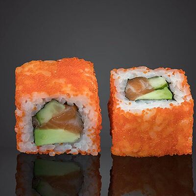 Калифорния с лососем в Суши ЭДО по цене 950 ₽