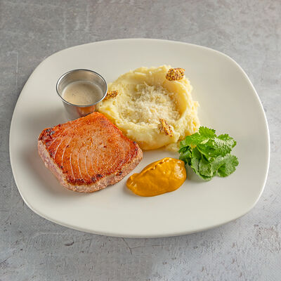 Стейк из тунца с пюре в Мидийное место по цене 1290 ₽