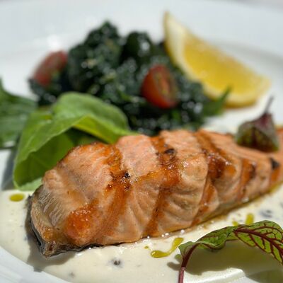 Лосось дальневосточный со шпинатом в сливочном соусе в Wine & Vine по цене 2020 ₽