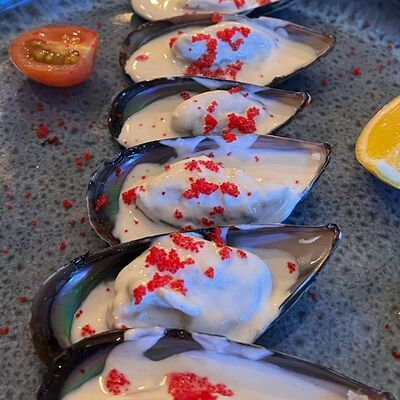 Запеченные мидии под сливочным соусом M в Лобстер по цене 599 ₽