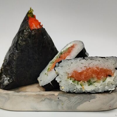 Онигири Креветка-краб в АмиРолл по цене 229 ₽