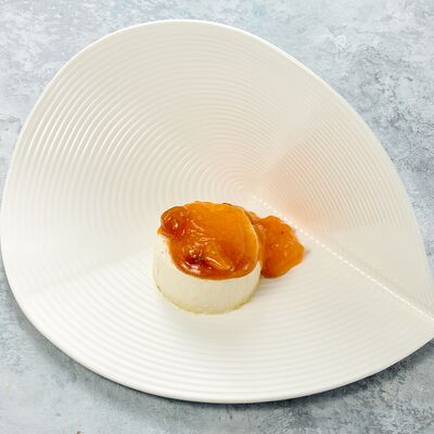 Панна-котта с сезонным фруктом в Ofris по цене 890 ₽