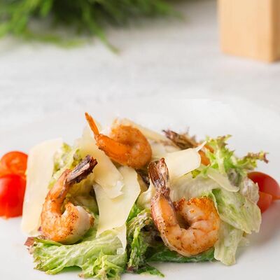 Салат Цезарь с креветками в Кафе-пиццерия Pepperoni по цене 690 ₽