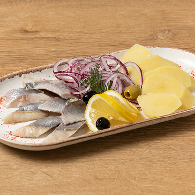 Сельдь с отварным картофелем в TeaRoom по цене 485 ₽