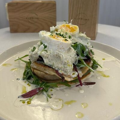 Панкейки с куриным риетом и горгонзолойв CuPPcake по цене 708 ₽