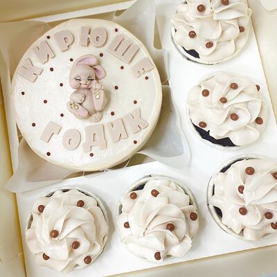 Бенто-торт и 5 капкейков на годик с шоколадной фигуркой в Кондитерский дом Медовый по цене 3800 ₽