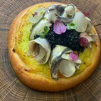 Картофельная шаньга с очерской тюлькой в Ле Марш