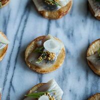 Сельдь подкопченная с картофелем конфи, 12 шт. в Svekla Catering