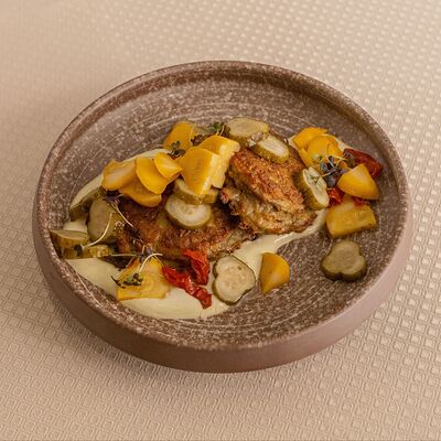 Колдуны с мясом дичи и маринованными овощами в Русская охота по цене 690 ₽
