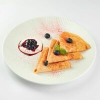 Блины с черничным вареньем и сметаной в Даблби
