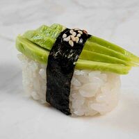 Суши авокадо в Satoshi Sushi