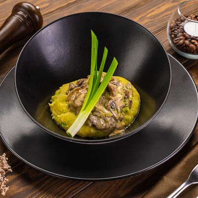 Говядина по-строгановски с картофельным пюре в Абрамовъ по цене 1180 ₽