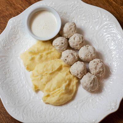 Фрикадельки куриные с картофельным пюре и сливочным соусомв Cook cafeshop по цене 490 ₽