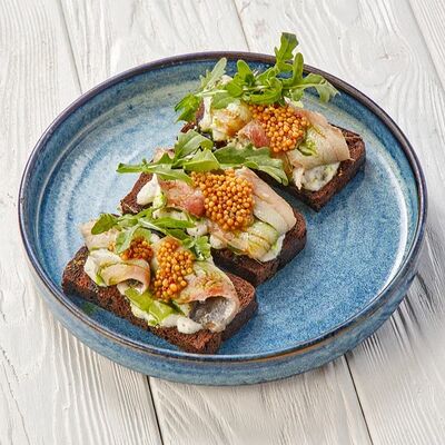 Брускетта с балтийской килькой в Пармезан по цене 495 ₽