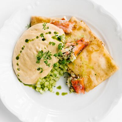 Блины, лосось, голландский соус в Эклерная по цене 710 ₽