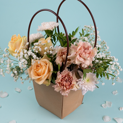 Букет цветов из роз и диантусов Сладкая пудра в крафтовой сумочке в Пышно Расцвели по цене 4500 ₽