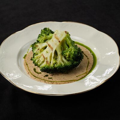 Стейк из брокколи с ореховым соусом в Duran по цене 390 ₽