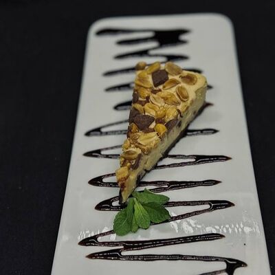 Чизкейк Сникерс в Кафе сон у моря по цене 300 ₽