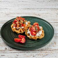 Вафли картофельные с брынзой, томатами и пестов Coffee muse