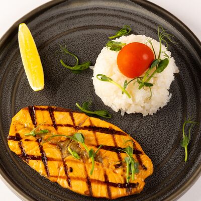 Стейк лосося с рисомв Il SUSh-ka по цене 1091 ₽