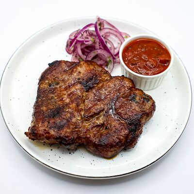 Стейк из cвинoй шеи на гриле в Собрание по цене 875 ₽