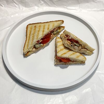 Сэндвич с курицей в соусе блю чиз в Papa cake по цене 410 ₽