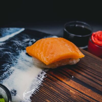 Суши с копченым лососем в Sushi Time по цене 140 ₽