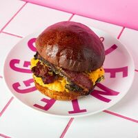 Утренняя булочка с пастрами в Eggsellent