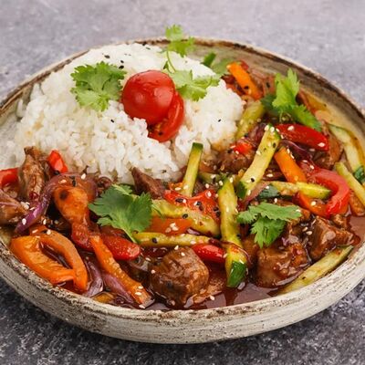 Острая говядина с рисом в Tuk Tuk Asian Food по цене 851 ₽