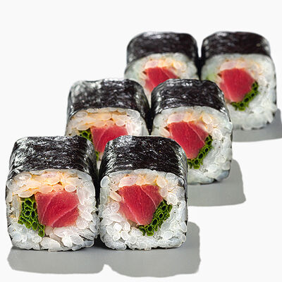 Маки ролл угорь дайкон в Вкус и лосось по цене 475 ₽