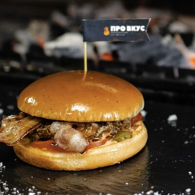 Бургер с премиум беконом в Провкус по цене 580 ₽