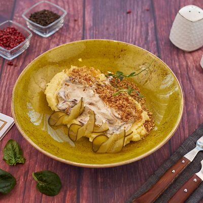 Бефстроганов из говяжьей вырезки с картофельным пюре и соленым огурчиком в Победа по цене 1490