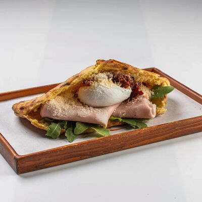 Пита с мортаделлой и яйцом пашотв Миндаль по цене 660 ₽