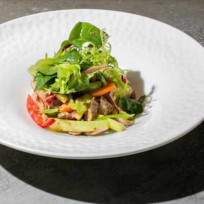 Салат с ростбифом, шпинатом и хрустящими овощами в Goose Goose по цене 850 ₽
