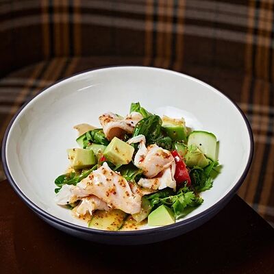 Салат с овощами и пастрами из индейкив Честер по цене 570 ₽