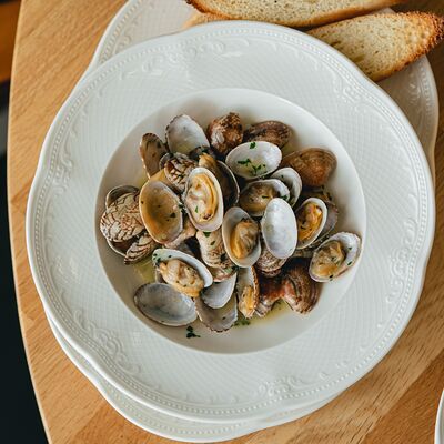 Вонголе с соусом на белом вине в Semplice Secondfloor по цене 490 ₽