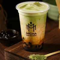 Чай с молоком и матча с карамельной тапиокой в Micha Bubble Tea & Bakery