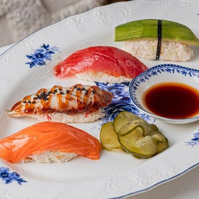 Мини-сет из четырех крабовых суши в Madame Zhu по цене 1968 ₽
