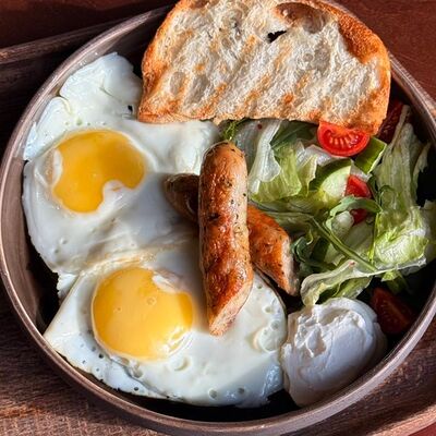Завтрак с колбасками в Obakery по цене 580 ₽