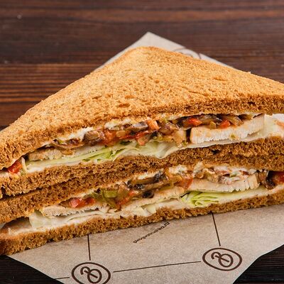 Сэндвич с индейкой и запеченными овощами на тостовом хлебе в Ватрушка по цене 340 ₽