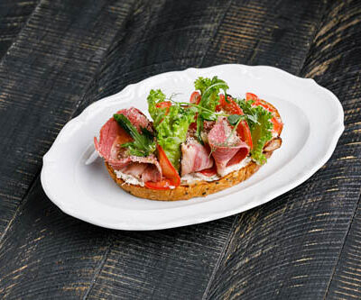 Брускетта с пастрами (новая) Яндекс в Снегири на Лагерном по цене 740 ₽