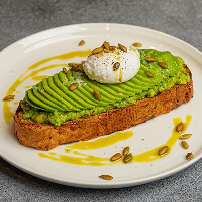 Тост с яйцом пашот и гуакамоле в 321 Club by Novikov по цене 790