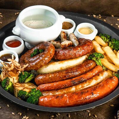 Сковорода немецких колбас в Paulaner Wirtshaus Polyanka по цене 5100 ₽