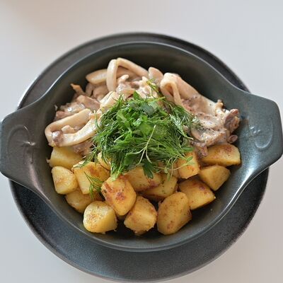 Кальмар с лисичками тушеный в сметане с картофелем в Bucho по цене 700 ₽