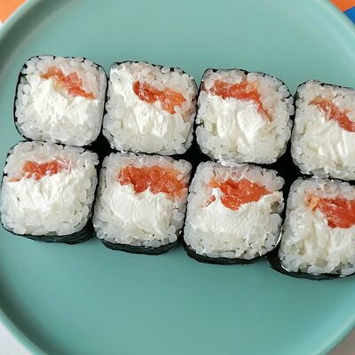 Сливочный лосось ролл в Ostrov по цене 491 ₽